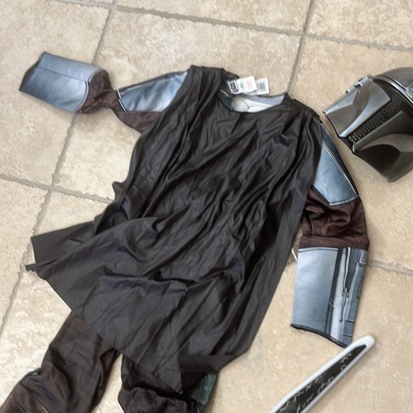 Disney Star Wars The Mandalorian costume and sword - Picture 7 of 9